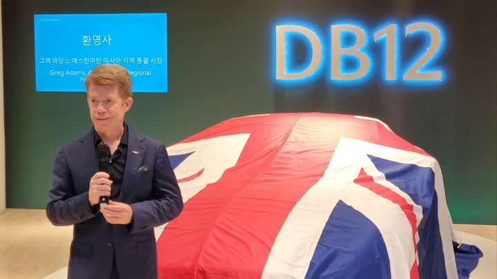[서울=뉴시스] 강주희 기자 = 영국 스포츠카 브랜드 애스턴마틴이 22일 서울 강남구 전시장에서 기자간담회를 열고 DB시리즈의 신규 모델 'DB12'를 공개했다. 그랙 아담스 애스턴마틴 아시아지역 총괄 사장이 DB12 사양을 소개하고 있다. 2023.06.22 zooey@newsis.com *재판매 및 DB 금지