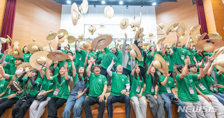 [전주=뉴시스]윤난슬 기자 = 전북대학교 학생들이 하절기 부족한 농촌 일손을 돕기 위해 농촌봉사활동에 나섰다.(사진=전북대 제공) 