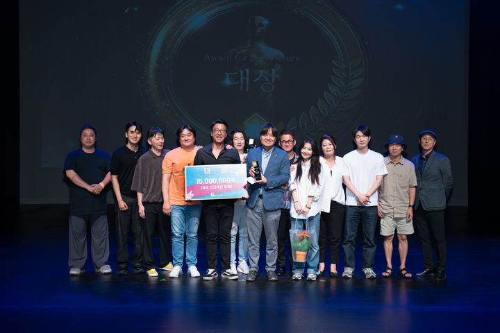 [서울=뉴시스]극단 수의 '띨뿌리'가 제44회 서울연극제 대상을 차지했다. (사진=서울연극협회 제공) 2023.06.22. photo@newsis.com *재판매 및 DB 금지