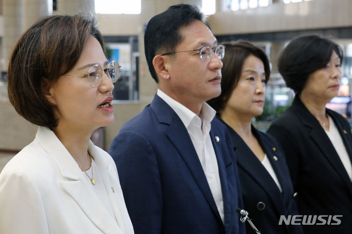 [서울=뉴시스] 조성우 기자 = 배진교 정의당 원내대표(왼쪽 두 번째), 이은주 원내수석부대표(오른쪽 두 번째), 강은미 후쿠시마 오염수 저지 태스크포스(TF) 단장(맨 왼쪽)이 22일 오전 서울 강서구 김포공항 출국장에서 일본 후쿠시마 원전 항의 방문 입장 발표를 하고 있다. 2023.06.22. xconfind@newsis.com