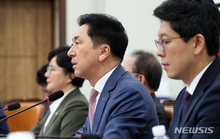 [서울=뉴시스] 고범준 기자 = 김기현 국민의힘 대표가 22일 오전 서울 여의도 국회에서 열린 최고위원회의에서 발언하고 있다. 2023.06.22. bjko@newsis.com