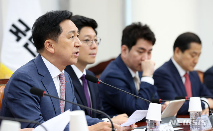 [서울=뉴시스] 고범준 기자 = 김기현 국민의힘 대표가 22일 오전 서울 여의도 국회에서 열린 최고위원회의에서 발언하고 있다. 2023.06.22. bjko@newsis.com