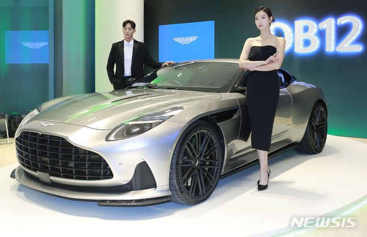 [서울=뉴시스] 최동준 기자 = 영국 럭셔리 스포츠카 브랜드 애스턴마틴이 22일 서울 강남구 애스턴마틴 쇼룸에서 슈퍼 투어러 신규 모델 'DB12'를 선보이고 있다. 2023.06.22. photocdj@newsis.com
