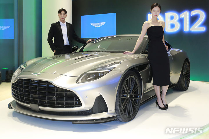 [서울=뉴시스] 최동준 기자 = 영국 럭셔리 스포츠카 브랜드 애스턴마틴이 22일 서울 강남구 애스턴마틴 쇼룸에서 슈퍼 투어러 신규 모델 'DB12'를 선보이고 있다. 2023.06.22. photocdj@newsis.com