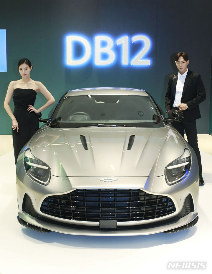[서울=뉴시스] 최동준 기자 = 영국 럭셔리 스포츠카 브랜드 애스턴마틴이 22일 서울 강남구 애스턴마틴 쇼룸에서 슈퍼 투어러 신규 모델 'DB12'를 선보이고 있다. 2023.06.22. photocdj@newsis.com