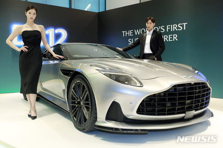 [서울=뉴시스] 최동준 기자 = 영국 럭셔리 스포츠카 브랜드 애스턴마틴이 22일 서울 강남구 애스턴마틴 쇼룸에서 슈퍼 투어러 신규 모델 'DB12'를 선보이고 있다. 2023.06.22. photocdj@newsis.com