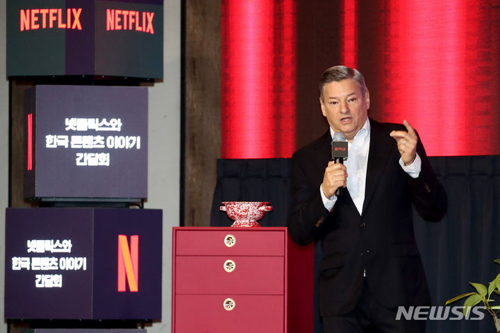 [서울=뉴시스] 사진공동취재단 = 18일 AP통신 등 외신은 금융정보업체 팩트셋을 인용해 넷플릭스 구독자 수가 2분기에만 약 180만명 늘어날 것으로 예상한다고 보도했다. 사진은 지난달 22일 테드 서랜도스 넷플릭스 공동 최고 경영책임자(CEO)가 오전 서울 종로구 포스진스호텔에서 ‘넷플릭스와 한국콘텐츠 간담회’를 앞두고 인사말을 하는 모습. 2023.06.22. photo@newsis.com