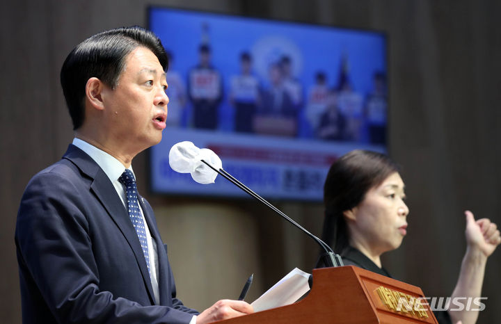 [서울=뉴시스] 고범준 기자 = 김영호 더불어민주당 의원이 22일 오전 서울 여의도 국회 소통관에서 대학입시 수능 혼선 초래 윤석열 정부 규탄 기자회견을 하고 있다. 2023.06.22. bjko@newsis.com