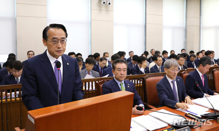 [서울=뉴시스] 전진환 기자 = 허철훈 중앙선거관리위원회 사무총장 직무대행이 22일 오전 서울 여의도 국회에서 열린 행정안전위원회 전체회의에서 인사말을 하고 있다. 2023.06.22. amin2@newsis.com