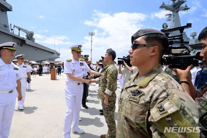 [창원=뉴시스] 차용현 기자 = 22일 오전 경남 창원시 진해군항에서 약 6개월간의 아덴만 파병임무를 완수하고 귀항한 청해부대 29진 '충무공이순신함'의 환영 행사가 열리고 있다.2023.06.22.con@newsis.com