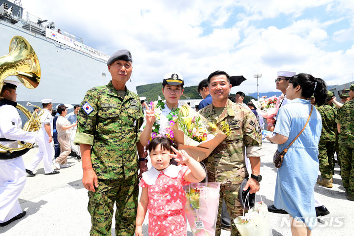 [창원=뉴시스] 차용현 기자 = 22일 오전 약 6개월간 아덴만 파병임무를 완수하고 경남 창원시 진해군항으로 귀항한 청해부대 39진 '충무공이순신함' 장병이 가족과 재회하고 있다. 2023.06.22. con@newsis.com