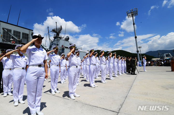 [창원=뉴시스] 차용현 기자 = 22일 오전 경남 창원시 진해군항에서 약 6개월간의 아덴만 파병임무를 완수하고 귀항한 청해부대 29진 '충무공이순신함'의 환영 행사가 열리고 있다.2023.06.22.con@newsis.com