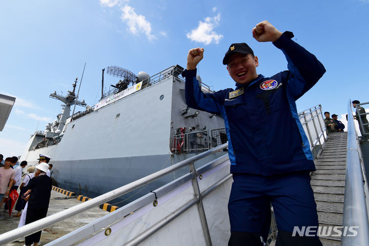 [창원=뉴시스] 차용현 기자 = 22일 오전 약 6개월간 아덴만 파병임무를 완수하고 경남 창원시 진해군항으로 귀항한 청해부대 39진 '충무공이순신함'의 한 장병이 배에서 내리고 있다. 2023.06.22. con@newsis.com