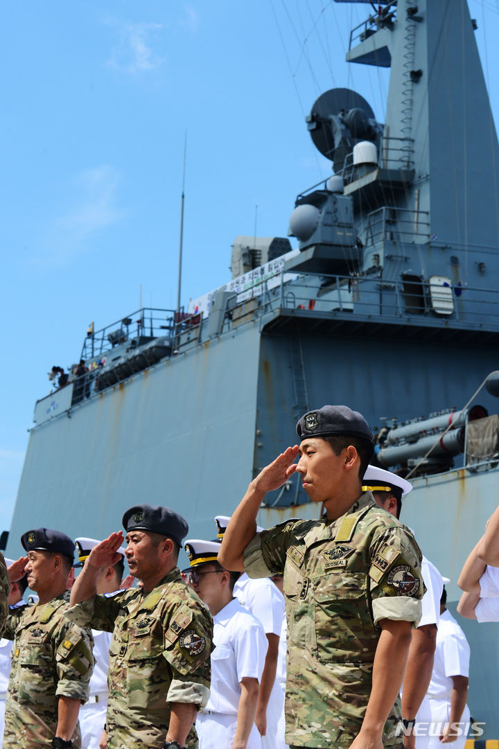[창원=뉴시스] 차용현 기자 = 22일 오전 경남 창원시 진해군항에서 약 6개월간의 아덴만 파병임무를 완수하고 귀항한 청해부대 29진 '충무공이순신함'의 환영 행사가 열린 가운데 행사에 참석한 장병들이 경례를 하고 있다.2023.06.22.con@newsis.com
