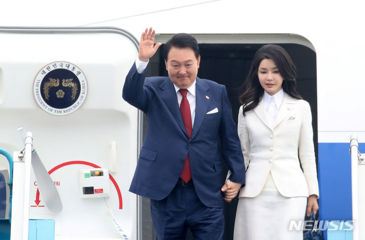 [하노이=뉴시스] 전신 기자 = 베트남을 국빈 방문한 윤석열 대통령과 부인 김건희 여사가 22일(현지시간) 하노이 노이바이 국제공항을 도착해 공군 1호기에서 내리고 있다. 2023.06.22. photo1006@newsis.com