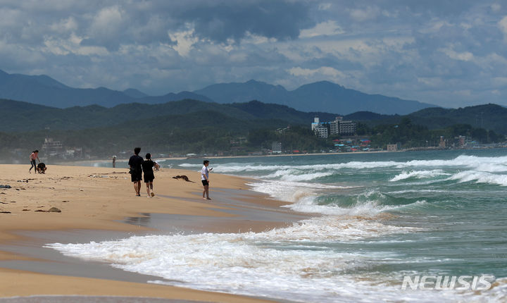 [강릉=뉴시스] 이영환 기자 = 22일 오후 강원도 강릉시 주문진해수욕장에서 관광객들이 해변을 거닐고 있다. 2023.06.22. 20hwan@newsis.com