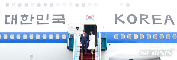 [하노이=뉴시스] 전신 기자 = 베트남을 국빈 방문한 윤석열 대통령과 부인 김건희 여사가 22일(현지시간) 하노이 노이바이 국제공항을 도착해 공군 1호기에서 내리고 있다. 2023.06.22. photo1006@newsis.com