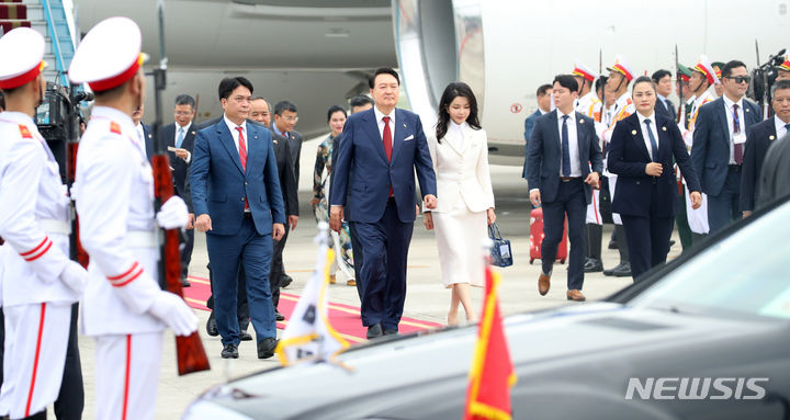 [하노이=뉴시스] 전신 기자 = 베트남을 국빈 방문한 윤석열 대통령과 부인 김건희 여사가 22일(현지시간) 하노이 노이바이 국제공항을 도착해 의장대를 사열하며 차량으로 이동하고 있다. 2023.06.22. photo1006@newsis.com