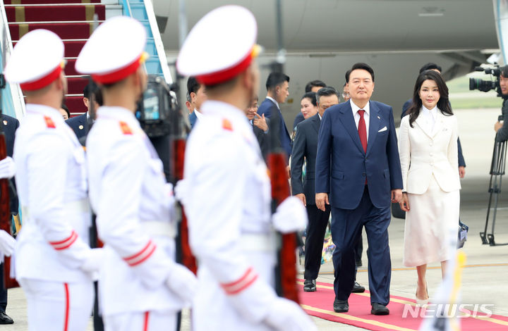 [하노이=뉴시스] 전신 기자 = 베트남을 국빈 방문한 윤석열 대통령과 부인 김건희 여사가 22일(현지시간) 하노이 노이바이 국제공항을 도착해 의장대를 사열하며 차량으로 이동하고 있다. 2023.06.22. photo1006@newsis.com