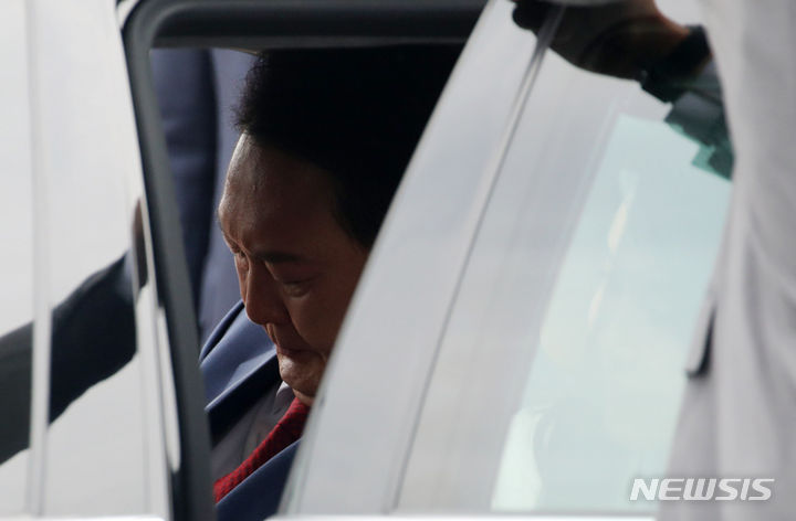 [하노이=뉴시스] 전신 기자 = 베트남을 국빈 방문한 윤석열 대통령이 22일(현지시간) 하노이 노이바이 국제공항을 도착해 차량에 탑승하고 있다. 2023.06.22. photo1006@newsis.com