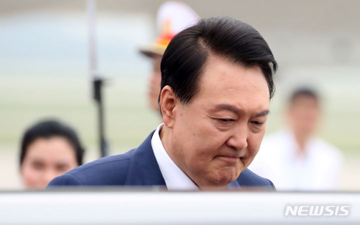 [하노이=뉴시스] 전신 기자 = 베트남을 국빈 방문한 윤석열 대통령이 22일(현지시간) 하노이 노이바이 국제공항을 도착해 차량에 탑승하고 있다. 2023.06.22. photo1006@newsis.com