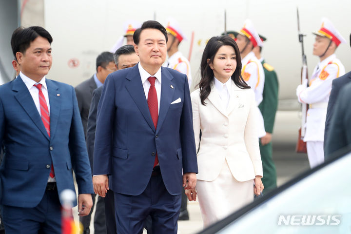 [하노이=뉴시스] 전신 기자 = 베트남을 국빈 방문한 윤석열 대통령과 부인 김건희 여사가 22일(현지시간) 하노이 노이바이 국제공항을 도착해 의장대를 사열하며 차량으로 이동하고 있다. 2023.06.22. photo1006@newsis.com