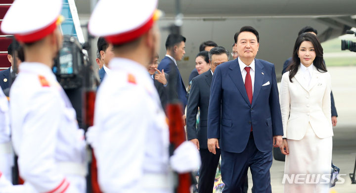 [하노이=뉴시스] 전신 기자 = 베트남을 국빈 방문한 윤석열 대통령과 부인 김건희 여사가 22일(현지시간) 하노이 노이바이 국제공항을 도착해 의장대를 사열하며 차량으로 이동하고 있다. 2023.06.22. photo1006@newsis.com