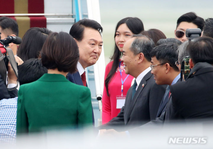 [하노이=뉴시스] 전신 기자 = 베트남을 국빈 방문한 윤석열 대통령이 22일(현지시간) 하노이 노이바이 국제공항을 도착해 환영 인사들과 인사하고 있다. 2023.06.22. photo1006@newsis.com