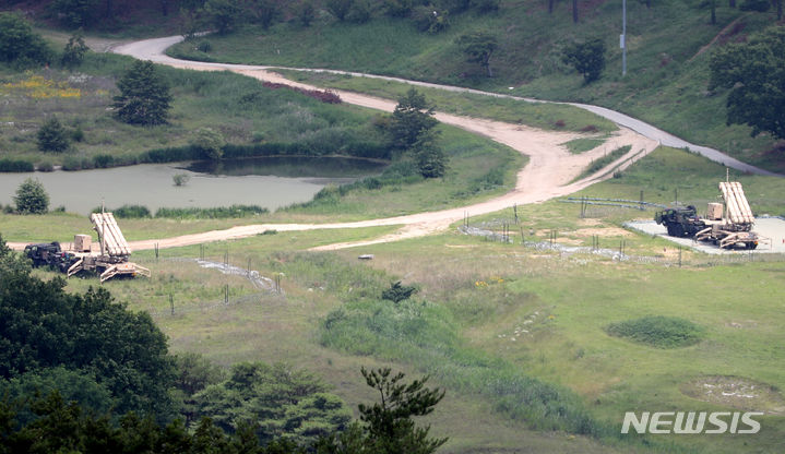 [성주=뉴시스] 이무열 기자 = 22일 경북 성주군 주한미군 고고도 미사일방어체계(THAAD·사드) 기지에 발사대가 하늘을 향하고 있다. 국방부는 사드 기지에 대한 환경영향평가를 완료 했으며, 조만간 사드 기지 정상화 공사에 착수할 계획 이라고 발표 했다. 2023.06.22. lmy@newsis.com
