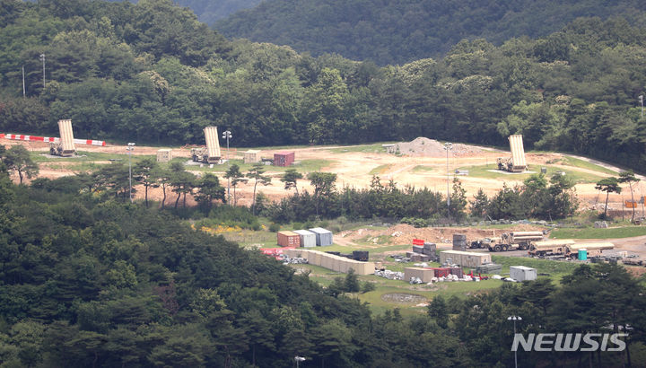 [성주=뉴시스] 이무열 기자 = 22일 경북 성주군 주한미군 고고도 미사일방어체계(THAAD·사드) 기지에 발사대가 하늘을 향하고 있다. 국방부는 사드 기지에 대한 환경영향평가를 완료 했으며, 조만간 사드 기지 정상화 공사에 착수할 계획 이라고 발표 했다. 2023.06.22. lmy@newsis.com