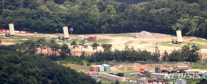 [성주=뉴시스] 이무열 기자 = 22일 경북 성주군 주한미군 고고도 미사일방어체계(THAAD·사드) 기지에 발사대가 하늘을 향하고 있다. 국방부는 사드 기지에 대한 환경영향평가를 완료 했으며, 조만간 사드 기지 정상화 공사에 착수할 계획 이라고 발표 했다. 2023.06.22. lmy@newsis.com