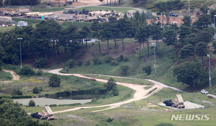 [성주=뉴시스] 이무열 기자 = 22일 경북 성주군 주한미군 고고도 미사일방어체계(THAAD·사드) 기지에 발사대가 하늘을 향하고 있다. 국방부는 사드 기지에 대한 환경영향평가를 완료 했으며, 조만간 사드 기지 정상화 공사에 착수할 계획 이라고 발표 했다. 2023.06.22. lmy@newsis.com