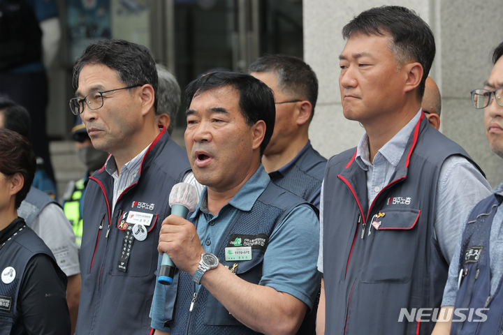 [서울=뉴시스] 김금보 기자 = 경찰 출석 조사를 앞둔 장옥기 건설노조 위원장과 양경수 민주노총 위원장 등 조합원들이 22일 오후 서울 중구 서울남대문경찰서 앞에서 입장발표 기자회견을 하고 있다. 2023.06.22. kgb@newsis.com