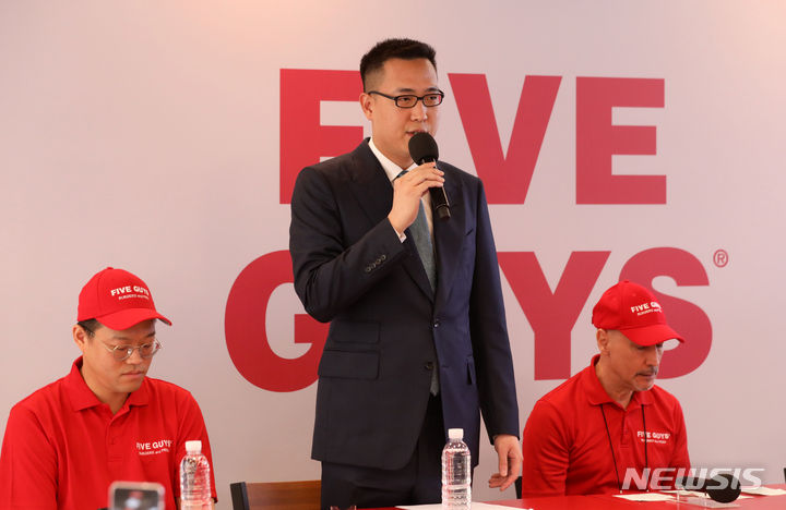 [서울=뉴시스] 김선웅 기자 = 한화갤러리아 신사업 총괄 김동선 전략본부장이 지난해 6월 서울 강남구 소재 파이브가이즈 1호점에서 열린 미디어 간담회에서 인사말을 하고 있다. 1986년 미국 버지니아에서 시작한 햄버거 브랜드 파이브가이즈는 전 세계 23개국에서 1800여 개 매장을 운영하고 있으며 우리나라는 아시아 6번째다. 2023.06.22 mangusta@newsis.com