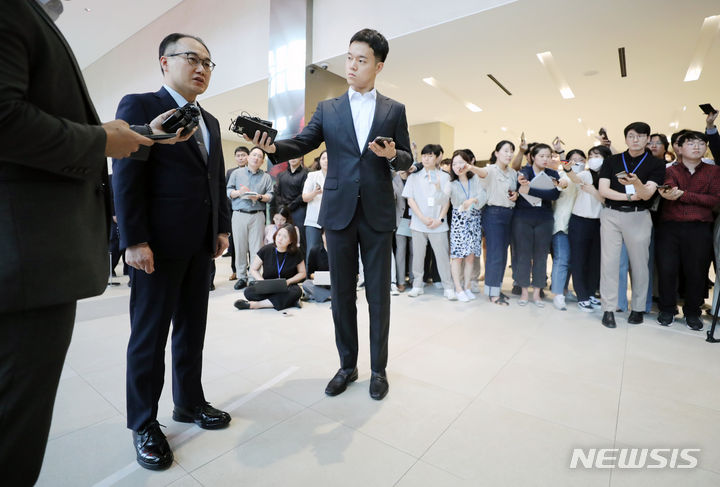 [서울=뉴시스] 조성우 기자 = 이원석 검찰총장이 22일 오후 서울 영등포구 여의도 한국거래소에서 취재진 질문에 답하고 있다. 2023.06.22. xconfind@newsis.com