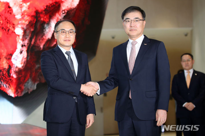 [서울=뉴시스] 조성우 기자 = 이원석 검찰총장이 22일 오후 서울 영등포구 여의도 한국거래소에서 손병두 한국거래소 이사장과 악수하고 있다. 2023.06.22. xconfind@newsis.com