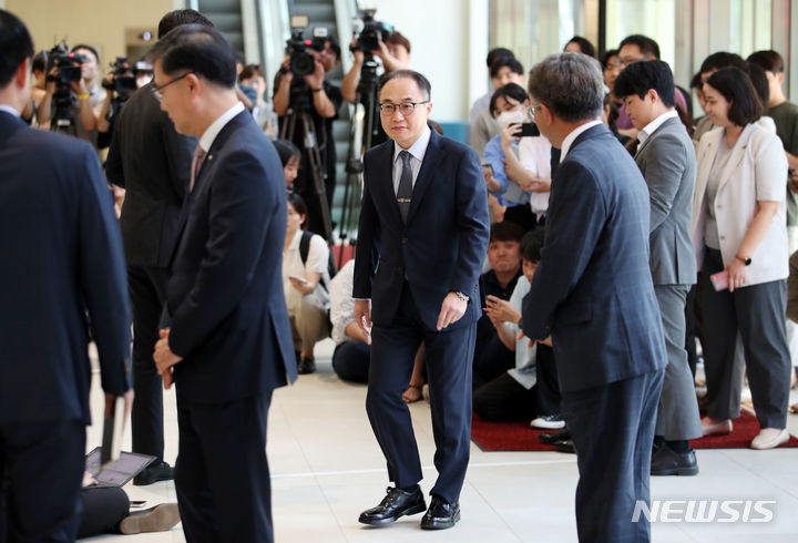 [서울=뉴시스] 조성우 기자 = 이원석 검찰총장이 22일 오후 서울 영등포구 여의도 한국거래소에서 취재진 질문에 답한 뒤 이동하고 있다. 2023.06.22. xconfind@newsis.com