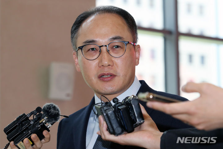 [서울=뉴시스] 조성우 기자 = 이원석 검찰총장이 22일 오후 서울 영등포구 여의도 한국거래소에서 취재진 질문에 답하고 있다. 2023.06.22. xconfind@newsis.com