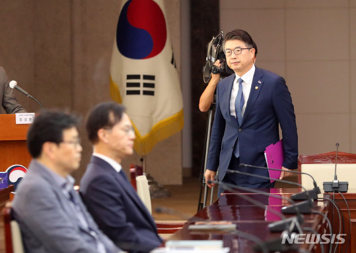 [서울=뉴시스] 배훈식 기자 = 장상윤 교육부 차관이 지난달 22일 오후 서울 종로구 정부서울청사에서 사교육 카르텔-부조리 범정부 대응협의회 첫 회의에 참석하고 있다. 2023.07.02. dahora83@newsis.com