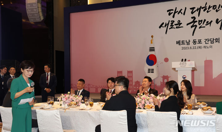 [하노이=뉴시스] 홍효식 기자 = 윤석열 대통령과 부인 김건희 여사가 22일(현지시간) 하노이 한 호텔에서 열린 베트남 동포 오찬 간담회에서 장은숙 하노이 한인회장의 환영사에 박수치고 있다. 2023.06.22. yesphoto@newsis.com