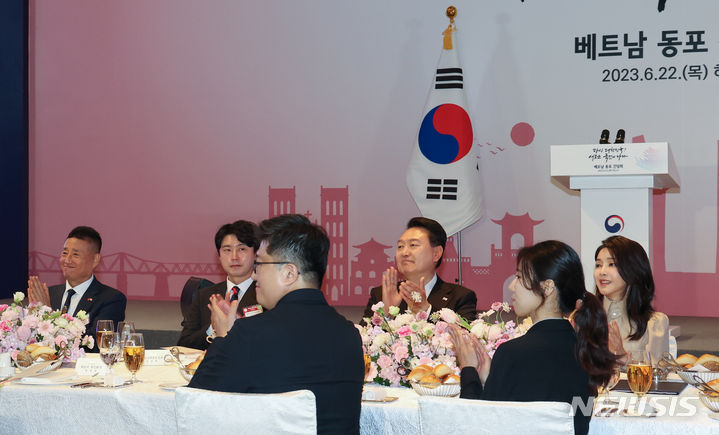 [하노이=뉴시스] 홍효식 기자 = 윤석열 대통령과 부인 김건희 여사가 22일(현지시간) 하노이 한 호텔에서 열린 베트남 동포 오찬 간담회에서 장은숙 하노이 한인회장의 환영사에 박수치고 있다. 2023.06.22. yesphoto@newsis.com