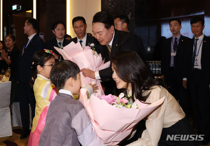 [하노이=뉴시스] 홍효식 기자 = 윤석열 대통령과 부인 김건희 여사가 22일(현지시간) 하노이 한 호텔에서 열린 베트남 동포 오찬 간담회에 입장하며 화동들에게 꽃다발을 받고 있다. 2023.06.22. yesphoto@newsis.com