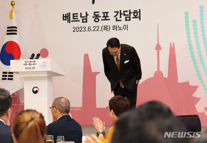 [하노이=뉴시스] 홍효식 기자 = 윤석열 대통령이 22일(현지시간) 하노이 한 호텔에서 열린 베트남 동포 오찬 간담회에서 격려사를 마친 뒤 인사하고 있다. 2023.06.22. yesphoto@newsis.com