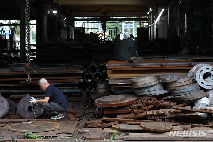 [서울=뉴시스] 황준선 기자 = 지난 2023년 6월 22일 오전 서울 영등포구 문래동 철공소 밀집 지역의 한 금속 제조·가공 업체에서 업주가 업무를 보고 있다. (사진은 기사와 직접 관련이 없습니다.) 2026.01.19. hwang@newsis.com