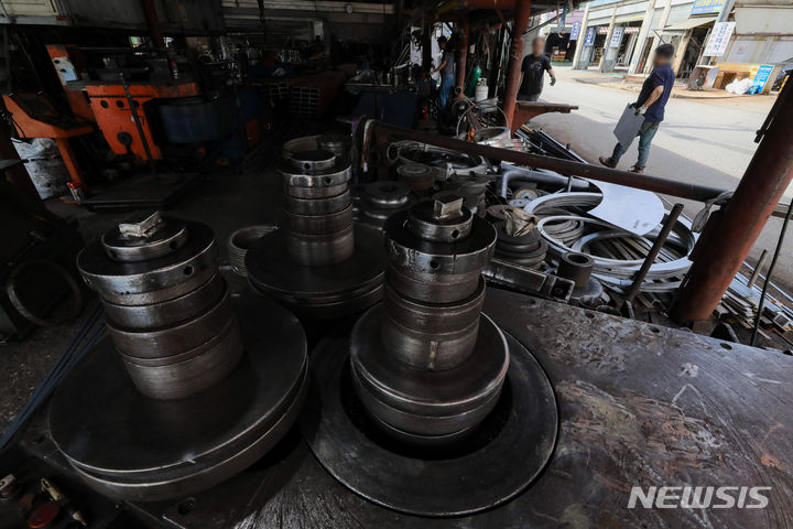 [서울=뉴시스] 황준선 기자 = 22일 오전 서울 영등포구 문래동 철공소 밀집 지역의 한 금속 제조·가공 업체에서 업주가 업무를 보고 있다. 통계청에 따르면 올해 들어 지난달까지 제조업 취업자 수가 444만 명으로 작년 같은 기간(449만 명)보다 5만 명 감소한 것으로 나타났다. 특히 5인 미만 소규모 업체에서 올해 4만5000명이 줄어 전체 감소분의 90%를 차지했다. 2023.06.22. hwang@newsis.com