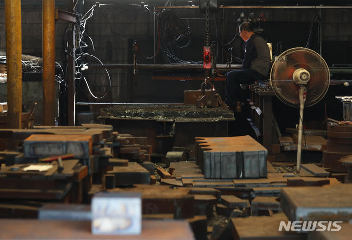 [서울=뉴시스] 황준선 기자 = 2023년 6월 22일 오전 서울 영등포구 문래동 철공소 밀집 지역의 한 금속 제조·가공 업체에서 업주가 업무를 보고 있다. (사진은 기사와 직접 관련이 없습니다.) 2025.09.16. hwang@newsis.com
