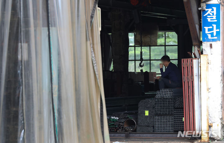 [서울=뉴시스] 황준선 기자 =지난 2023년 6월 22일 오전 서울 영등포구 문래동 철공소 밀집 지역의 한 금속 제조·가공 업체에서 업주가 휴식을 취하고 있다. (사진은 기사와 직접 관련이 없습니다.) 2026.02.28. hwang@newsis.com