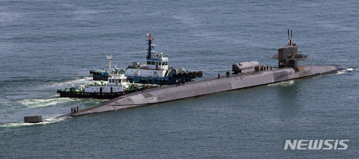 【부산=뉴시스】 하경민 기자 = 세계에서 가장 큰 잠수함 중 하나인 미국 해군 핵추진 순항유도탄 잠수함인 '미시간함'(SSGN-727·1만8000t급)이 22일 오후 부산 남구 해군작전사령부 부산작전기지에 출항하고 있다. 오하이오급 잠수함인 미시간함은 길이 170.6m, 폭 12.8m 크기이며, 사정거리 2500km에 달하는 150여발의 토마호크 미사일로 무장할 수 있다. 2023.06.22. yulnetphoto@newsis.com
