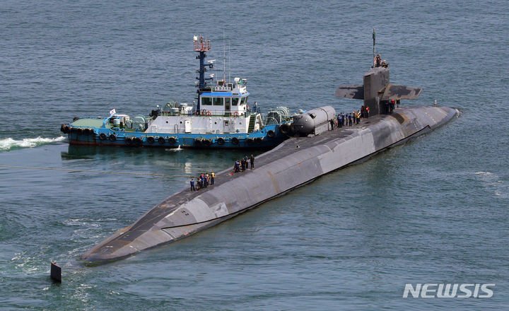 【부산=뉴시스】 하경민 기자 = 세계에서 가장 큰 잠수함 중 하나인 미국 해군 핵추진 순항유도탄 잠수함인 '미시간함'(SSGN-727·1만8000t급)이 22일 오후 부산 남구 해군작전사령부 부산작전기지에 출항하고 있다. 오하이오급 잠수함인 미시간함은 길이 170.6m, 폭 12.8m 크기이며, 사정거리 2500km에 달하는 150여발의 토마호크 미사일로 무장할 수 있다. 2023.06.22. yulnetphoto@newsis.com