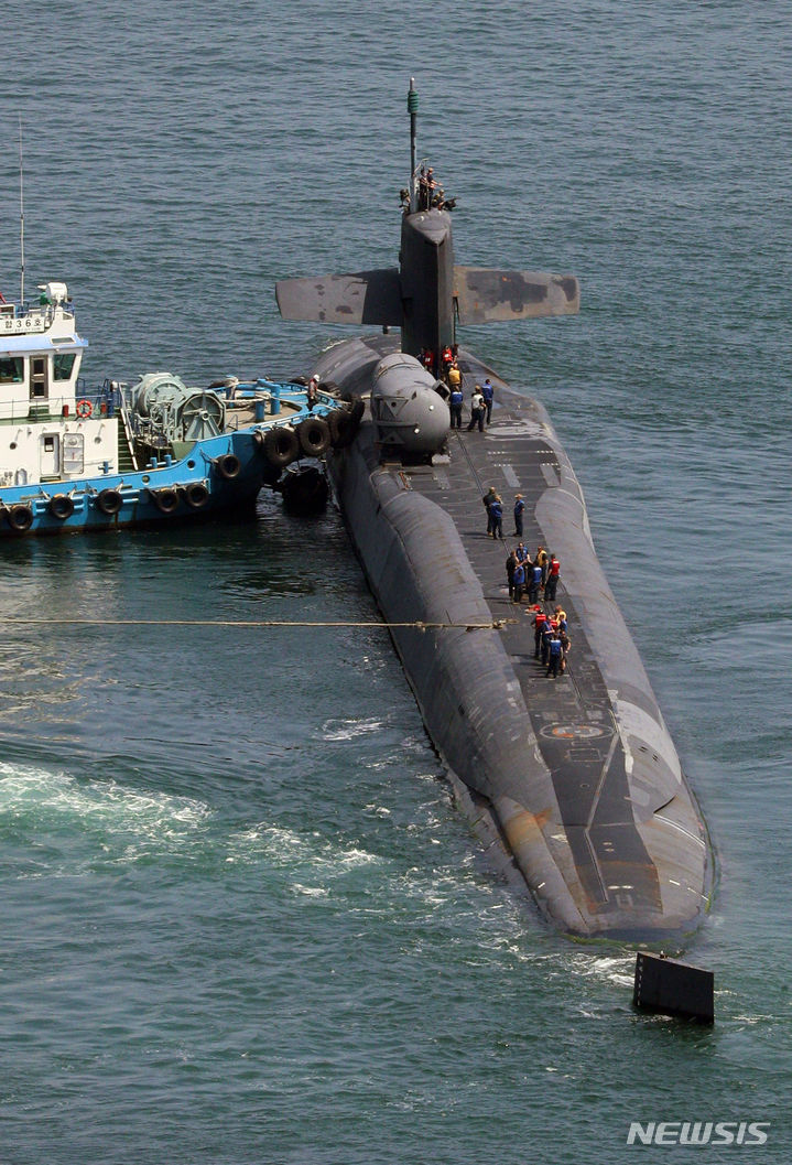 【부산=뉴시스】 하경민 기자 = 세계에서 가장 큰 잠수함 중 하나인 미국 해군 핵추진 순항유도탄 잠수함인 '미시간함'(SSGN-727·1만8000t급)이 22일 오후 부산 남구 해군작전사령부 부산작전기지에 출항하고 있다. 오하이오급 잠수함인 미시간함은 길이 170.6m, 폭 12.8m 크기이며, 사정거리 2500km에 달하는 150여발의 토마호크 미사일로 무장할 수 있다. 2023.06.22. yulnetphoto@newsis.com
